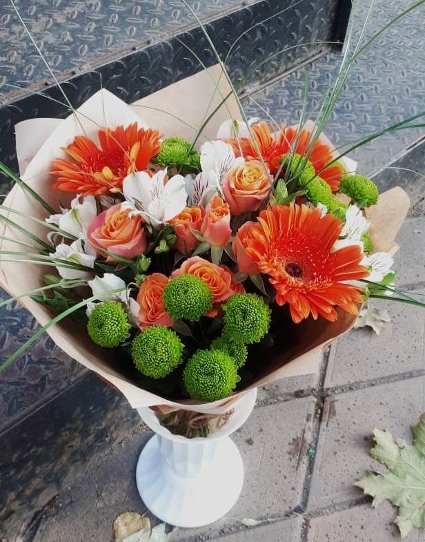 Букет цветов из: Герберы, Хризантемы, Альстромерии и Розы в Карталах