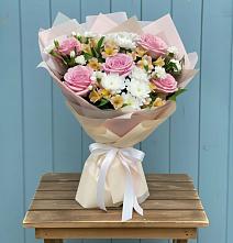 Букет цветов из:  Гвоздики, Орхидеи и Розы #REPLACE_PRED# Карталах