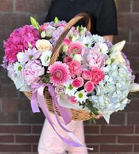 Цветочная композиция из Розы, Хризантемы, Пионы и Лизиантусы в корзине в Карталах