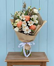 Букет цветов из:  Альстромерии, Лизиантусы, Розы и Хризантемы в Карталах