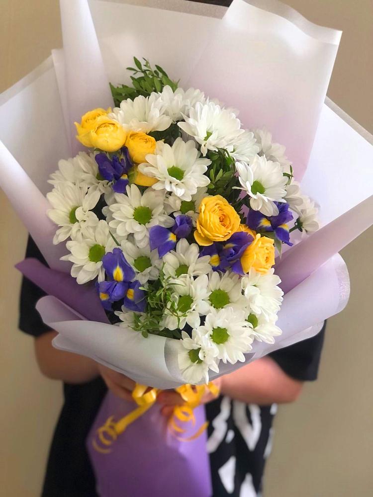 Букет цветов из: Ирисы, Хризантемы и Розы в Карталах