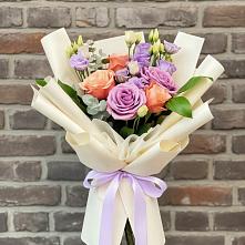 Букет цветов из:  Лизиантусы и Розы в Карталах