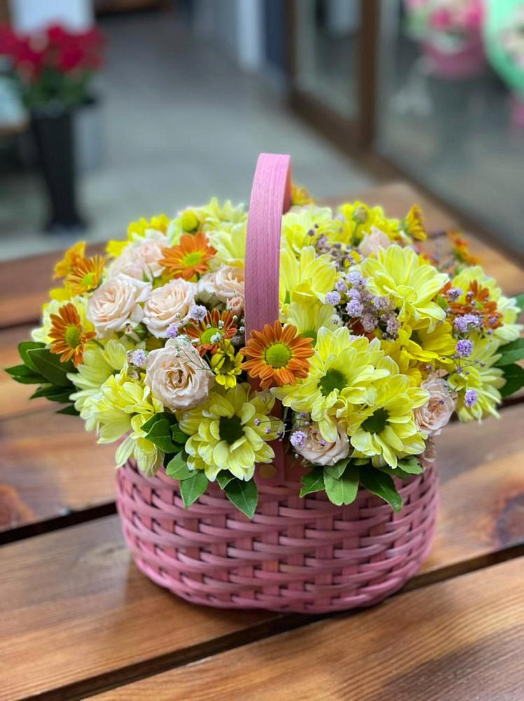 Цветочная композиция из Хризантемы и Розы в корзине в Карталах