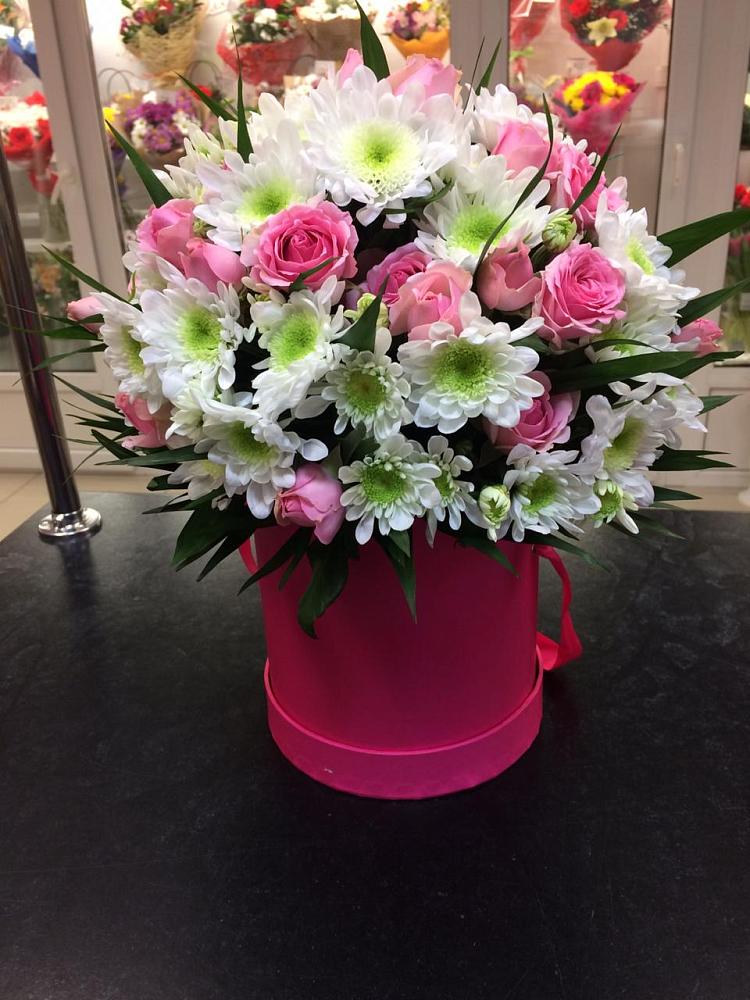 Цветочная композиция из Розы и Хризантемы в шляпной коробке в Карталах