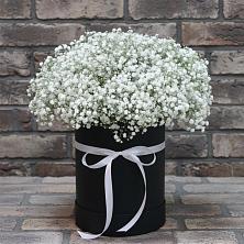 Цветочная композиция из Гипсофила в шляпной коробке в Карталах