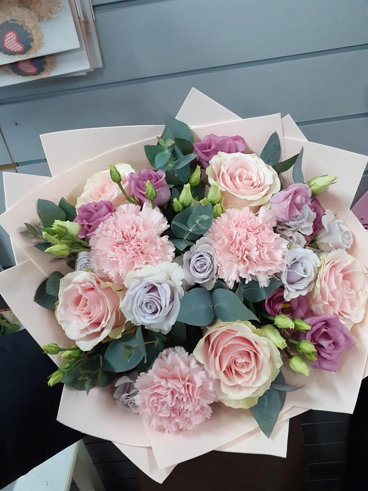 Букет цветов из: Розы, Гвоздики и Лизиантусы в Карталах